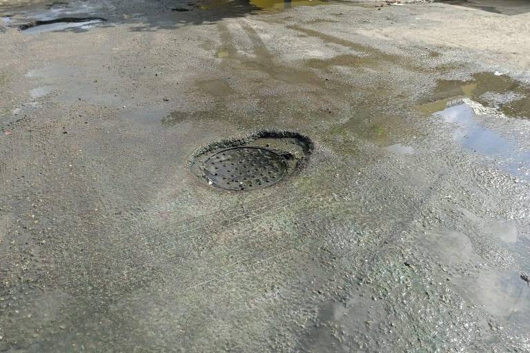 JUMAPAM extrae un “tapón de trapos” del alcantarillado en Villa Verde