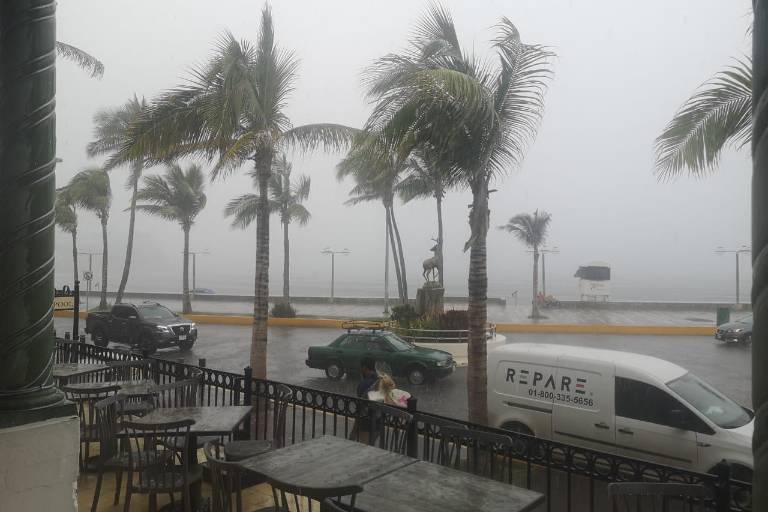 Cae fuerte lluvia acompañada de granizo en Mazatlán