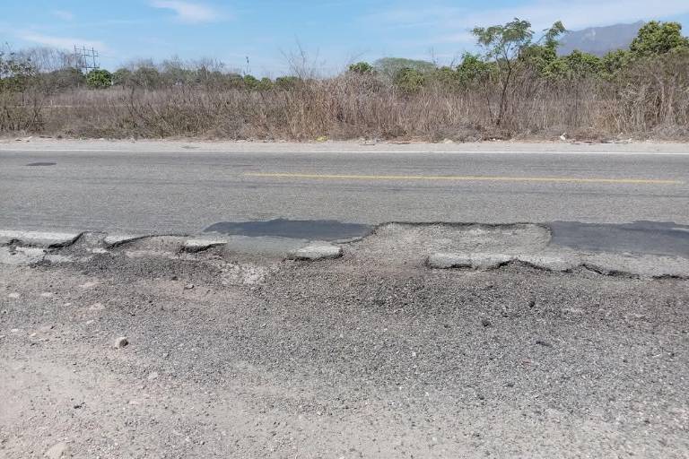 Alertan sobre socavón en la carretera México 15 entre Rosario y Escuinapa