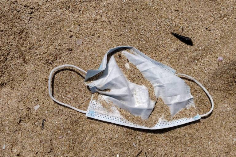 Covid-19 genera miles de toneladas de desechos médicos peligrosos para salud, alerta OMS