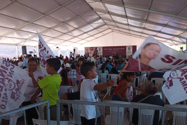 Esperan centenares de personas a AMLO y Sheinbaum en La Estación, en Agua Verde, Rosario