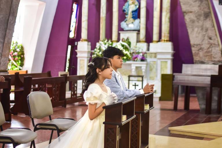Realizan Itzia e Isaías Armienta Higuera su primera comunión