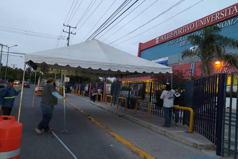 Aplican 800 dosis de vacunas contra el Covid-19 en Polideportivo de la UAS ante alta demanda