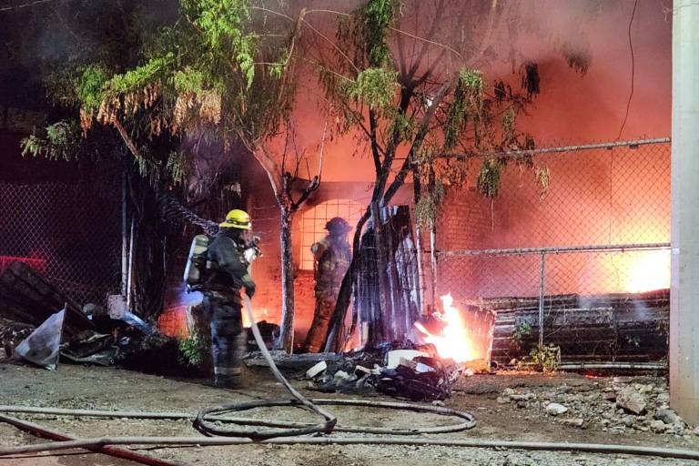 Incendio consume vivienda y vehículo en la colonia Progreso; solo se reportan daños materiales
