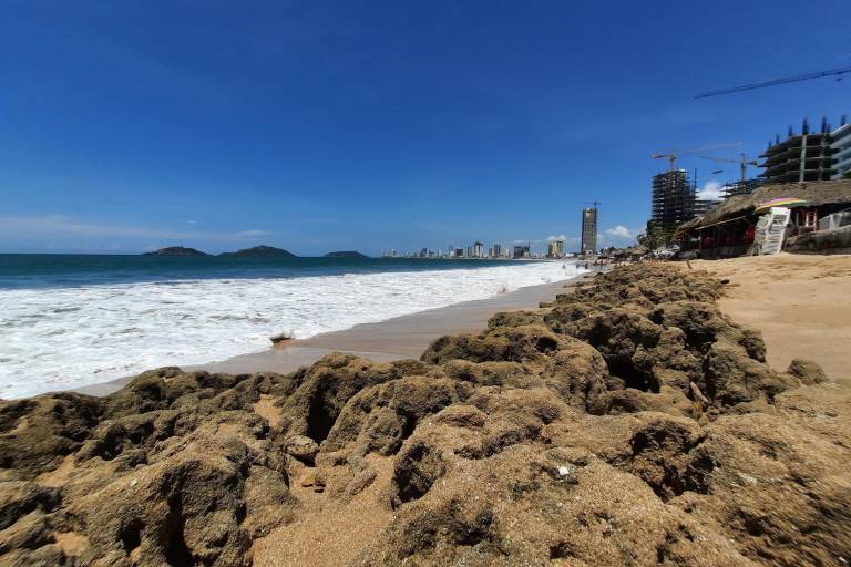 Erosión y mar de fondo en Mazatlán afectan las ventas para los palaperos