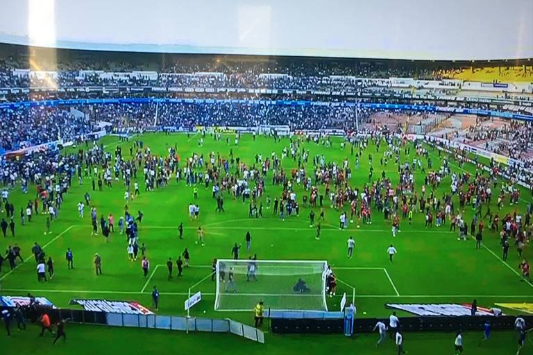Suspenden duelo entre Querétaro y Atlas por pleito entre porras en las tribunas