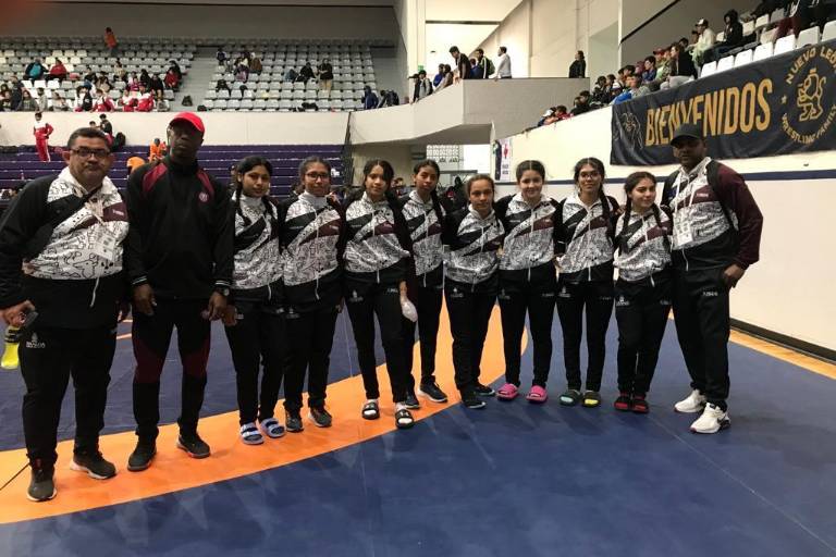 Luchas clasifica a 24 deportistas a la fase nacional