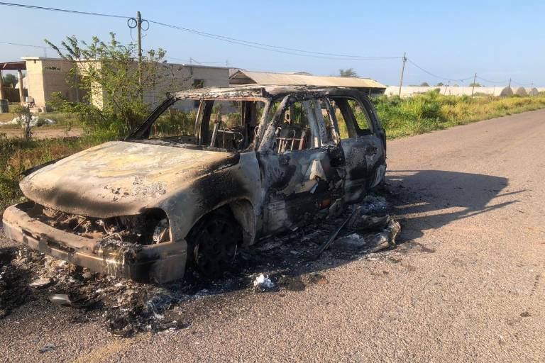 Hallan camioneta quemada en entronque a Cristo Rey, en Escuinapa