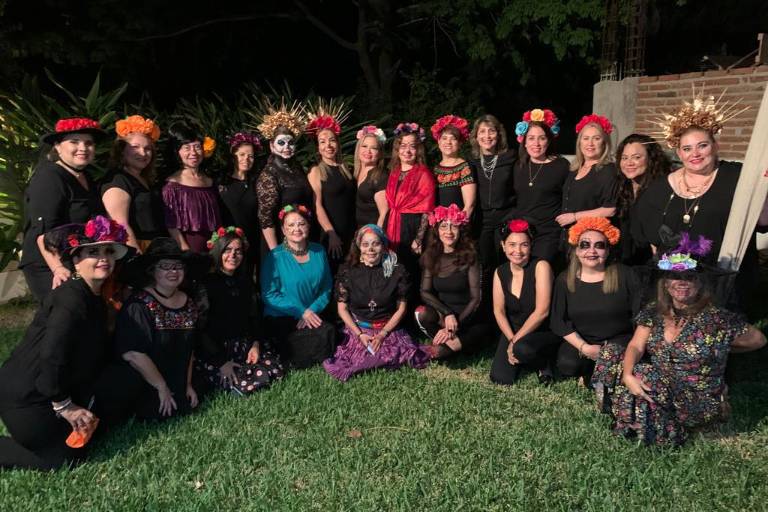 Viven Noche de Catrinas ex alumnas del Colegio Montferrant