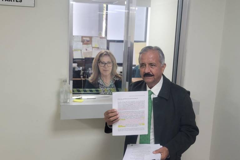 Acude Estrada Ferreiro al Congreso para exigir desistimiento de juicios políticos en su contra