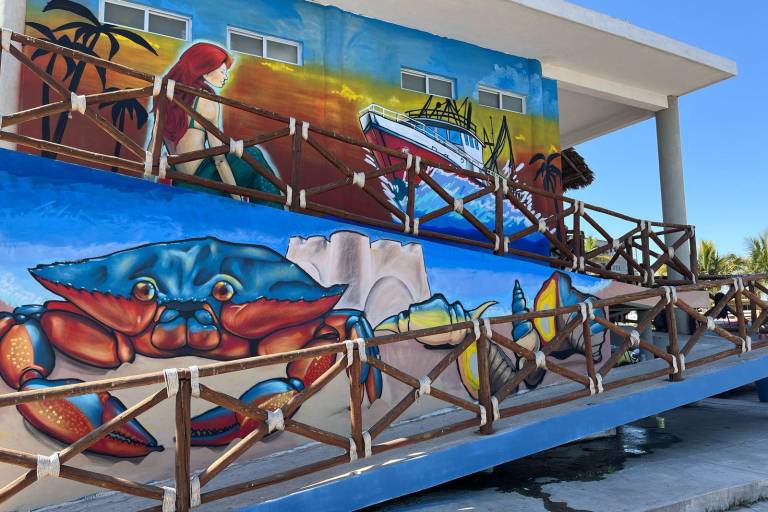 Pintan murales en el Muelle 33 en Altata para mejorar turismo en Navolato