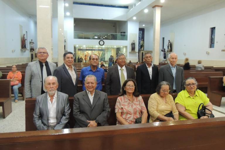 Celebran 50 años de amistad con misa de acción de gracias