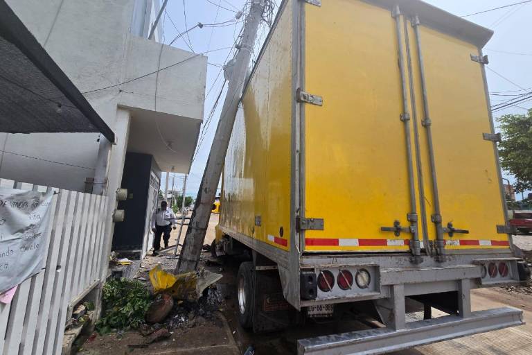 Camión choque con poste y vehículos y deja a colonia sin luz en Rosario