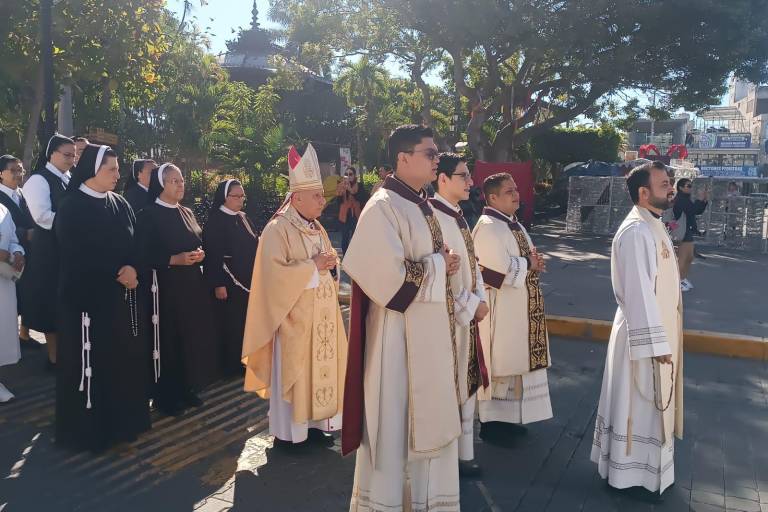 Celebran con misa y procesión la llegada del Año Santo 2025 en Catedral de Mazatlán