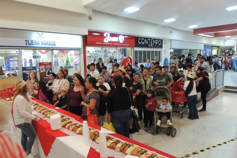 Comparte Casa Ley su tradicional Rosca de Reyes