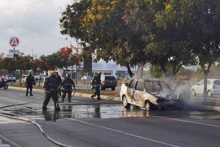 Se incendia vehículo cerca de la Central de Culiacán