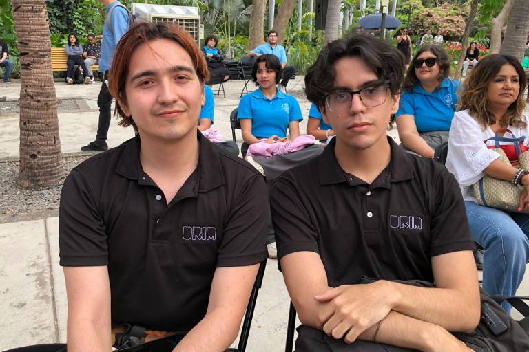 Aplauden jóvenes las propuestas del músico y empresario Sergio Lizárraga