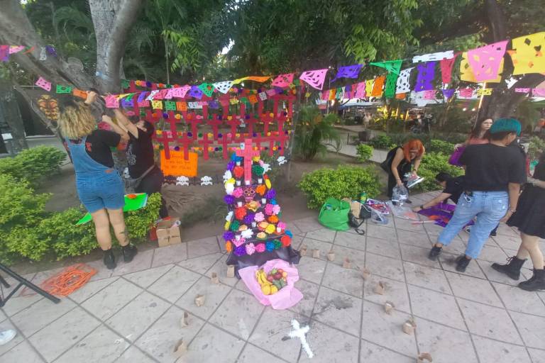 Colectivas feministas de Sinaloa instalan altar en memoria de las víctimas de feminicidio