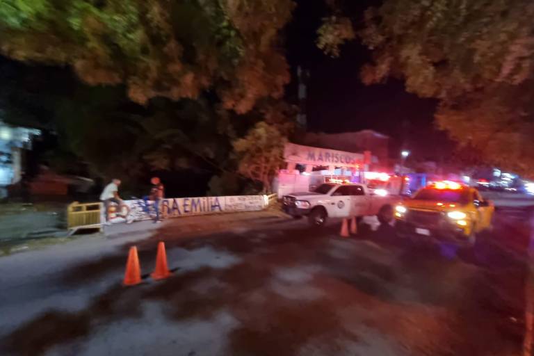 Corto circuito destruye al menos 7 automóviles en Culiacán