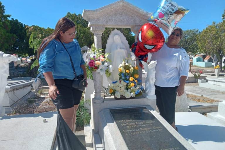 Arreglos de flores y globos adornan la última morada de niños en panteones de Mazatlán