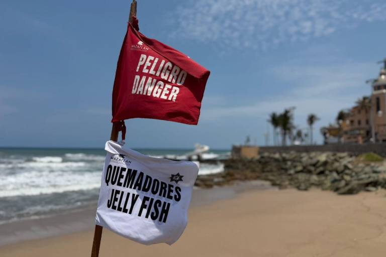 Autoridades llaman a atender la señalización en las playas de Mazatlán.