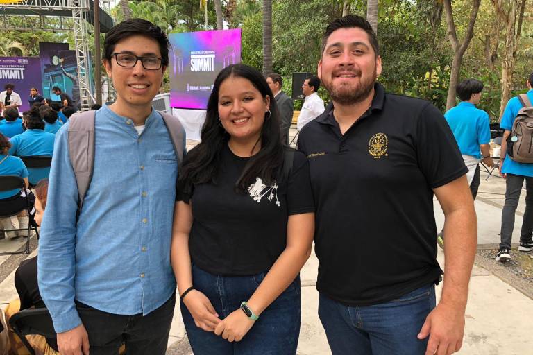 Aplauden jóvenes las propuestas del músico y empresario Sergio Lizárraga