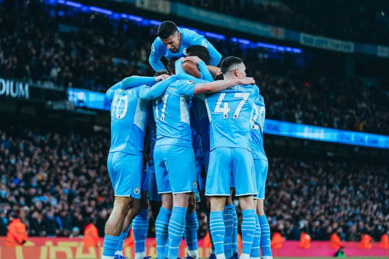 Manchester City sigue en lo más alto al vencer al Brentford