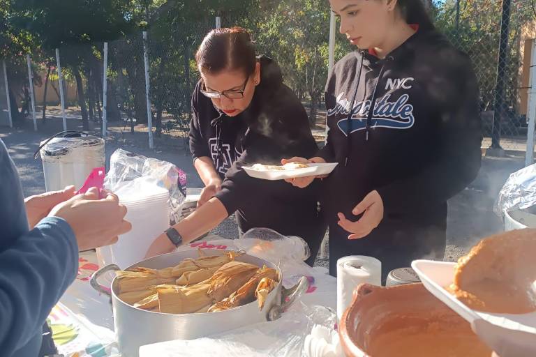 Mazatlecos cumplen con la tradición de comer tamales en el Día de la Candelaria