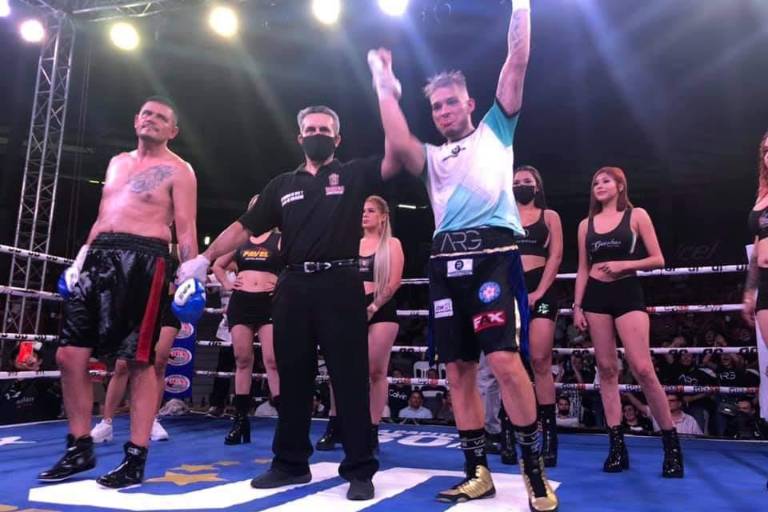 Aarón Guerrero sale con el puño en alto del Palenque de Culiacán