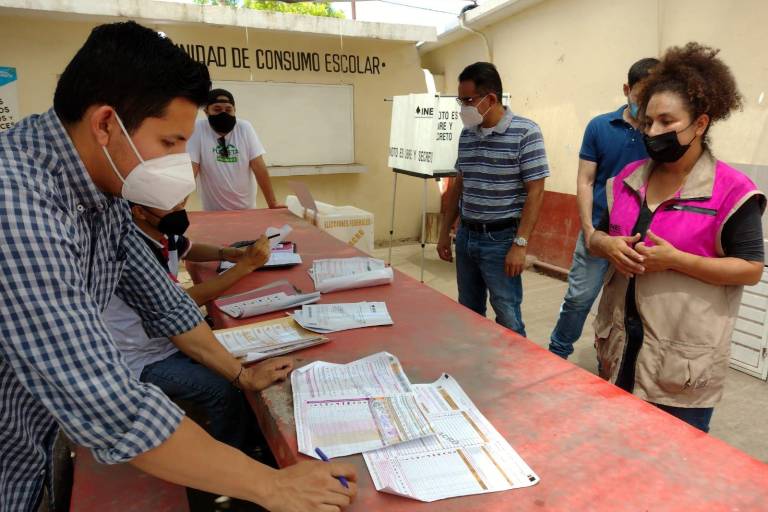 Funcionarios de casilla piden a la ciudadanía emitir su voto