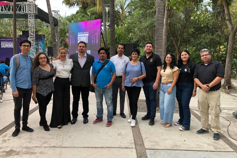 Aplauden jóvenes las propuestas del músico y empresario Sergio Lizárraga