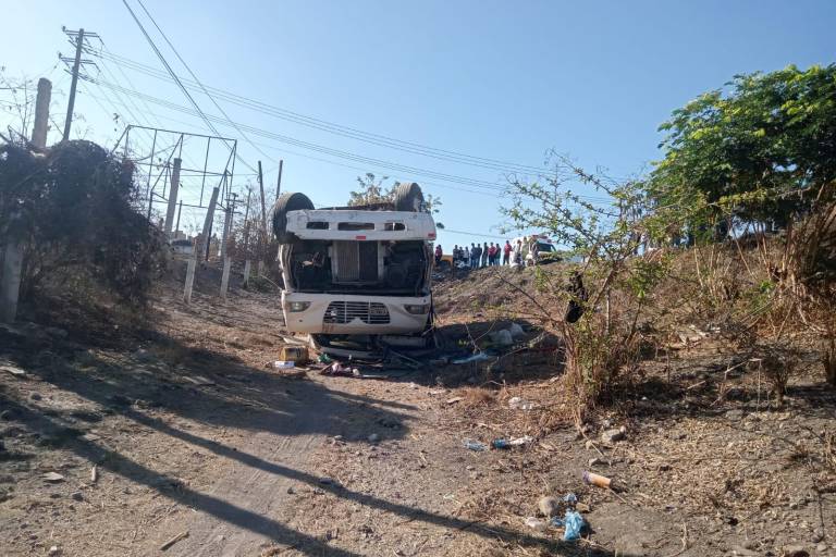 Vuelca camión en Escuinapa con estudiantes de la UTEsc a bordo