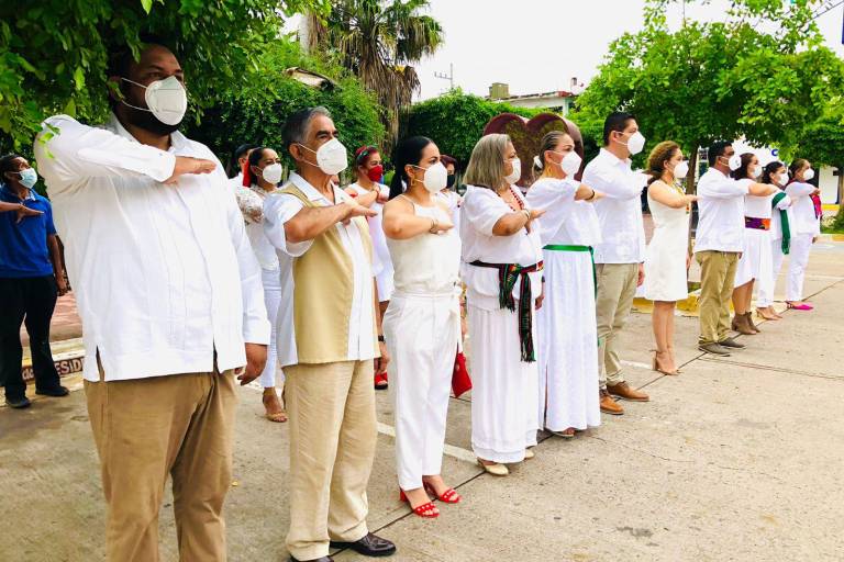 Realizan autoridades de Escuinapa izamiento de bandera para conmemorar el 211 aniversario de la Independencia de México