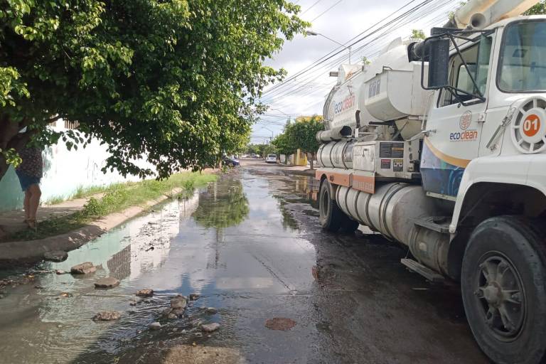 JUMAPAM extrae un “tapón de trapos” del alcantarillado en Villa Verde