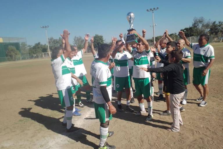 Brujildos levantan la Copa de Futbol 65 años, en el Muralla