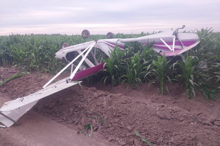 Se desploma avioneta en campos de cultivo de Navolato