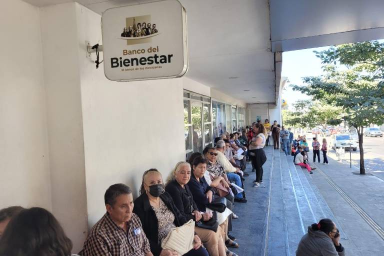 En Culiacán, adultos mayores se aglomeran en Banco del Bienestar en espera de su pensión