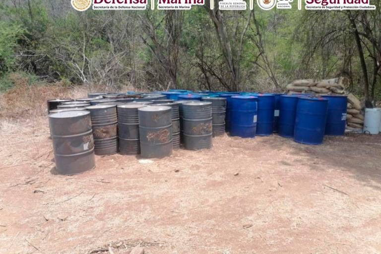 Aseguran contenedores con sustancias químicas en un laboratorio clandestino en Michoacán