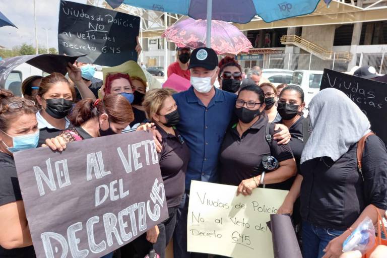 Viudas de policías exigen publicación del Decreto 645; Quirino quiere hacer modificaciones