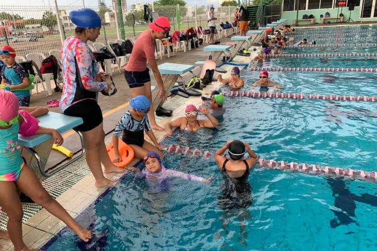 Alumnos de la Escuela Municipal de Natación de Rosario visitan la alberca olímpica de Mazatlán