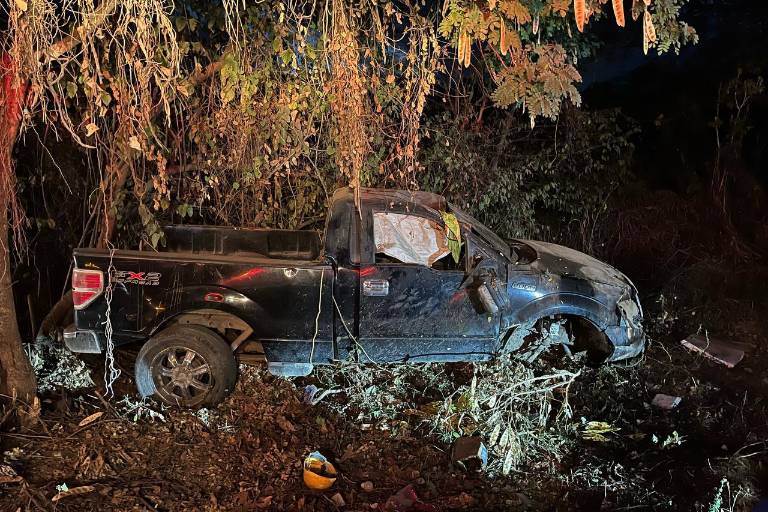 Camioneta se sale de la carretera Villa Unión-Walamo y choca contra árbol
