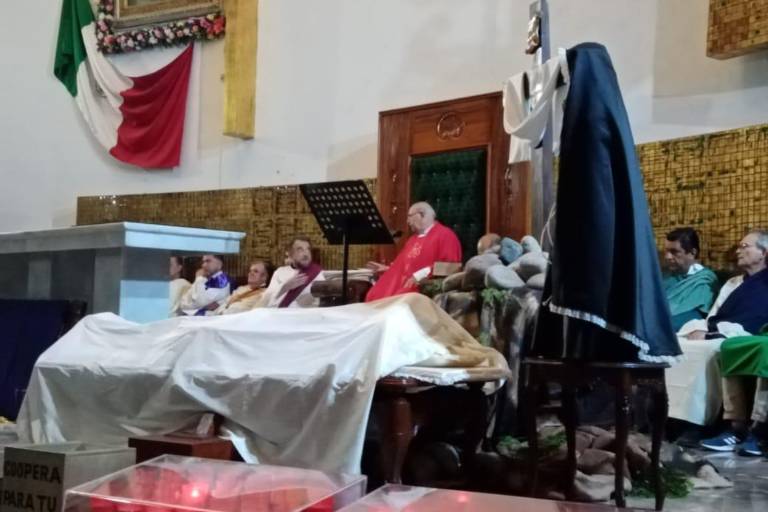 Feligreses del Templo San Judas Tadeo realizan procesión del silencio
