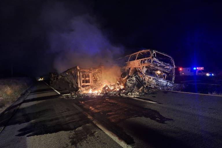 Choque entre camión de pasajeros y tráiler deja 22 muertos y 18 heridos en Elota