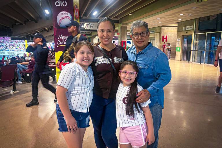 Disfruta la afición guinda de la Serie Catrinas en la casa de Tomateros