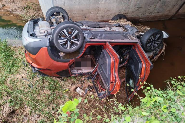 Localizan cuerpos putrefactos de tres personas en camioneta volcada en un dren de la autopista Mazatlán-Culiacán