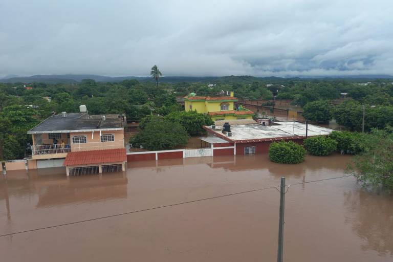 Lluvias ocasionadas por el huracán Pamela dejan comunidades de Escuinapa bajo el agua