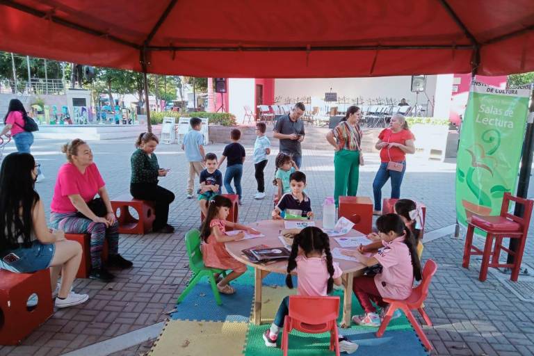 Llevan poesía, novela y cuentos a los guamuchilenses