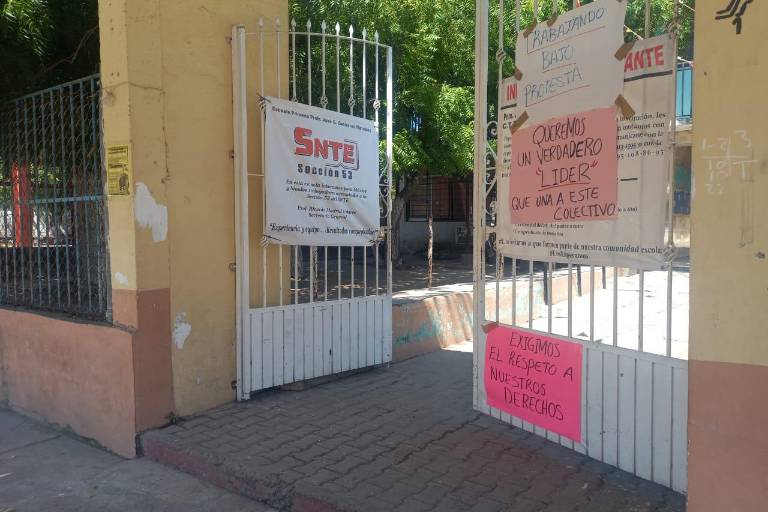 Supervisora y maestros intentan disolver plantón en primaria de Escuinapa