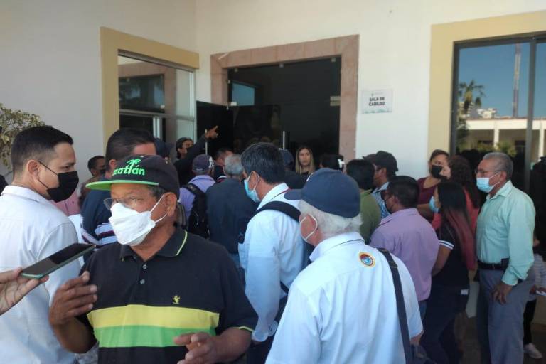 Ambulantes de playa piden al Gobierno de Mazatlán frenar a vendedores sin permiso de Semarnat