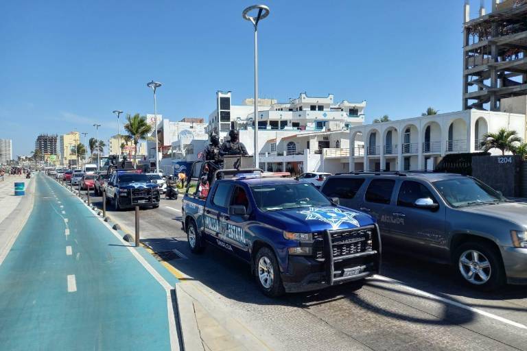 En Mazatlán, grabación de serie genera tráfico en el malecón y roces de personal de seguridad con la prensa